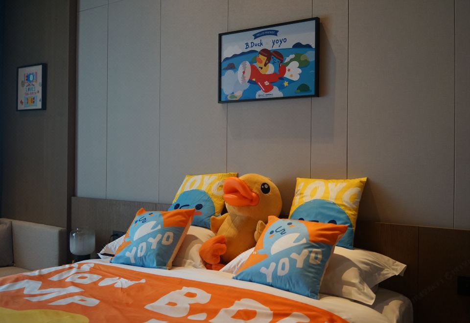 Courtyard by Marriott PinghuDuplex Family Room With Lake View