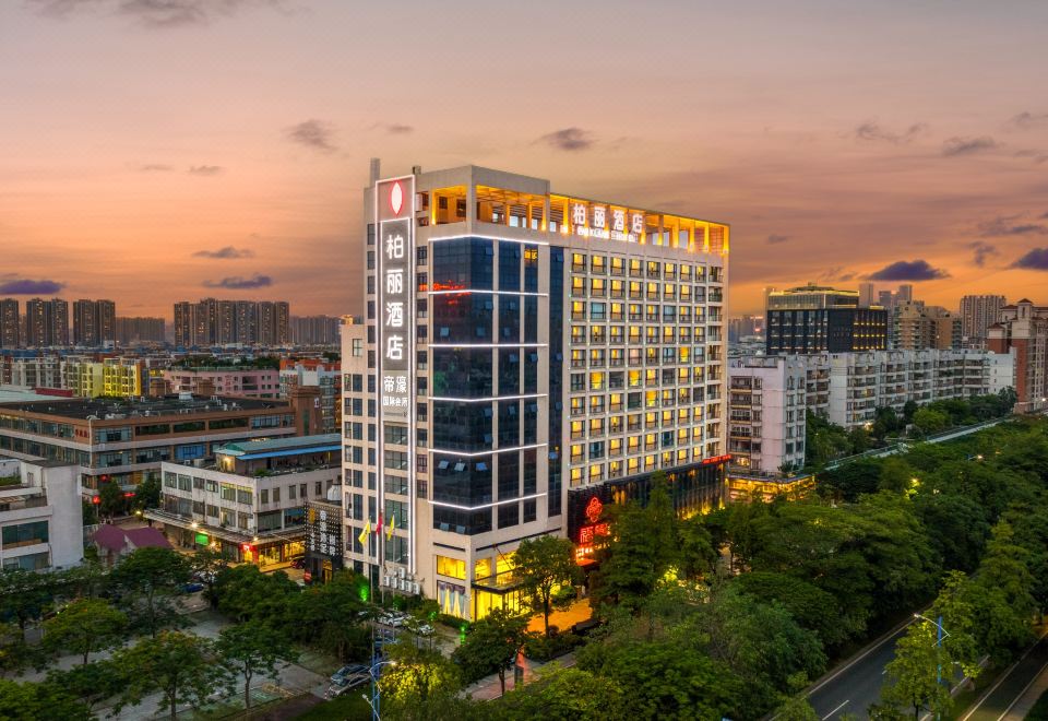 A spacious building with numerous windows and a central outdoor area for dining or a bar at Park Lane Hotel (Foshan Shunde Lecong)