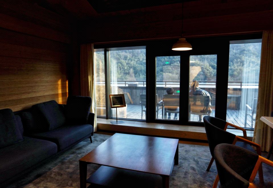 花園行政雙臥套房+2室1廳3衞+戶外露臺+宜人山色