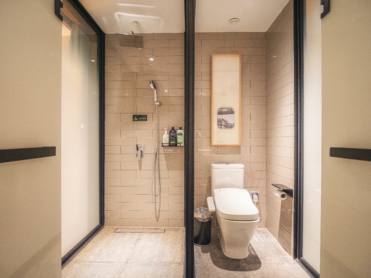 Yiman Hotel (Suzhou Guanqianjie Pingjiang Road Scenic Area)民国大床房（智能声控+小冰箱+乐家衞浴）