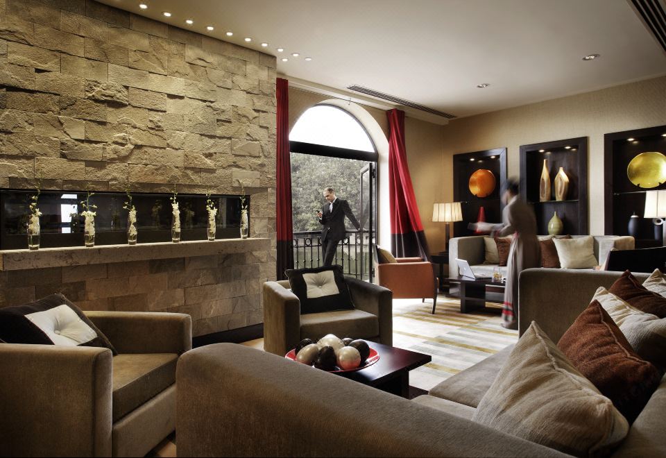 湖景精致特大床套房直通俱乐部