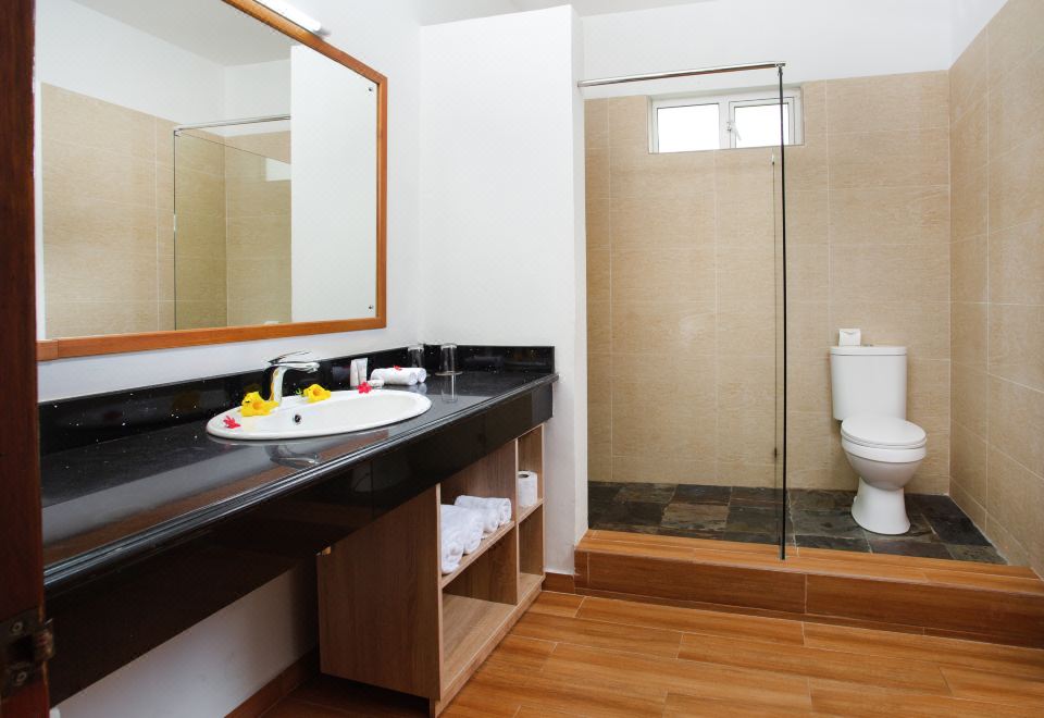 家庭间 - 2名成人和2名小童（4-12岁）