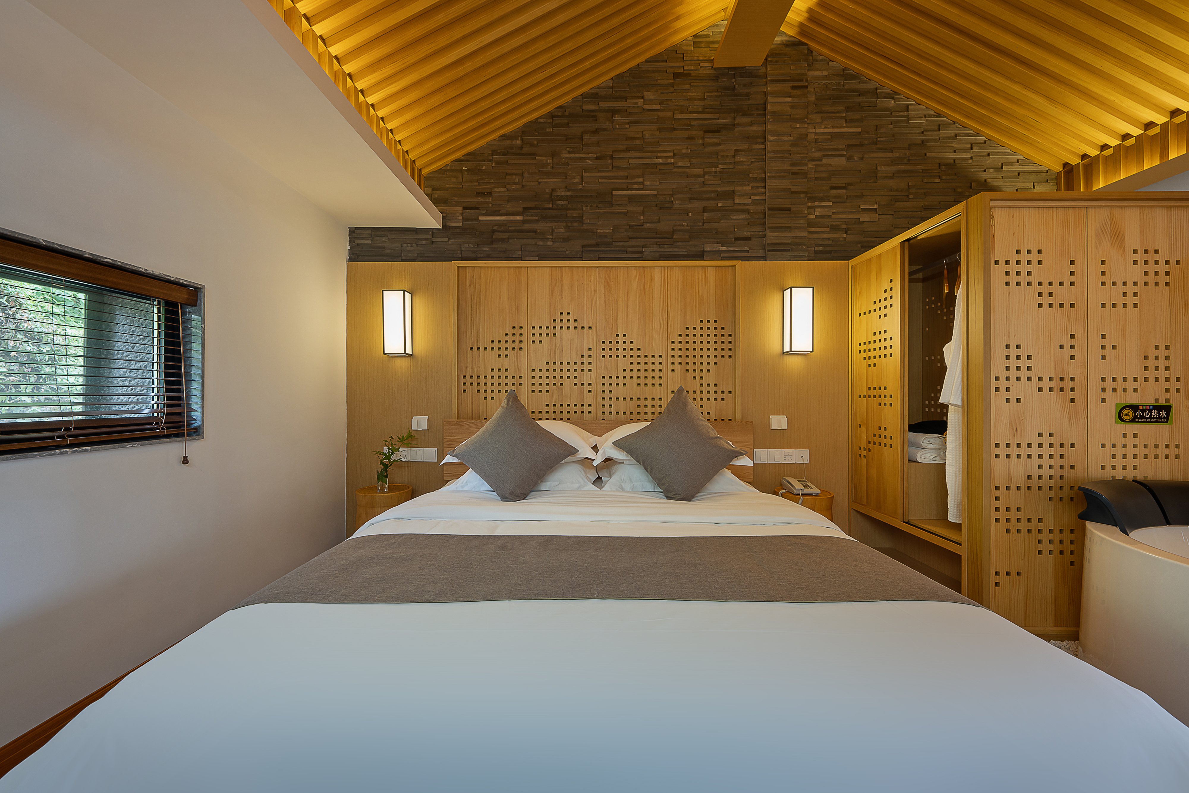 小楼枫情·Loft复式大床套房·按摩浴缸