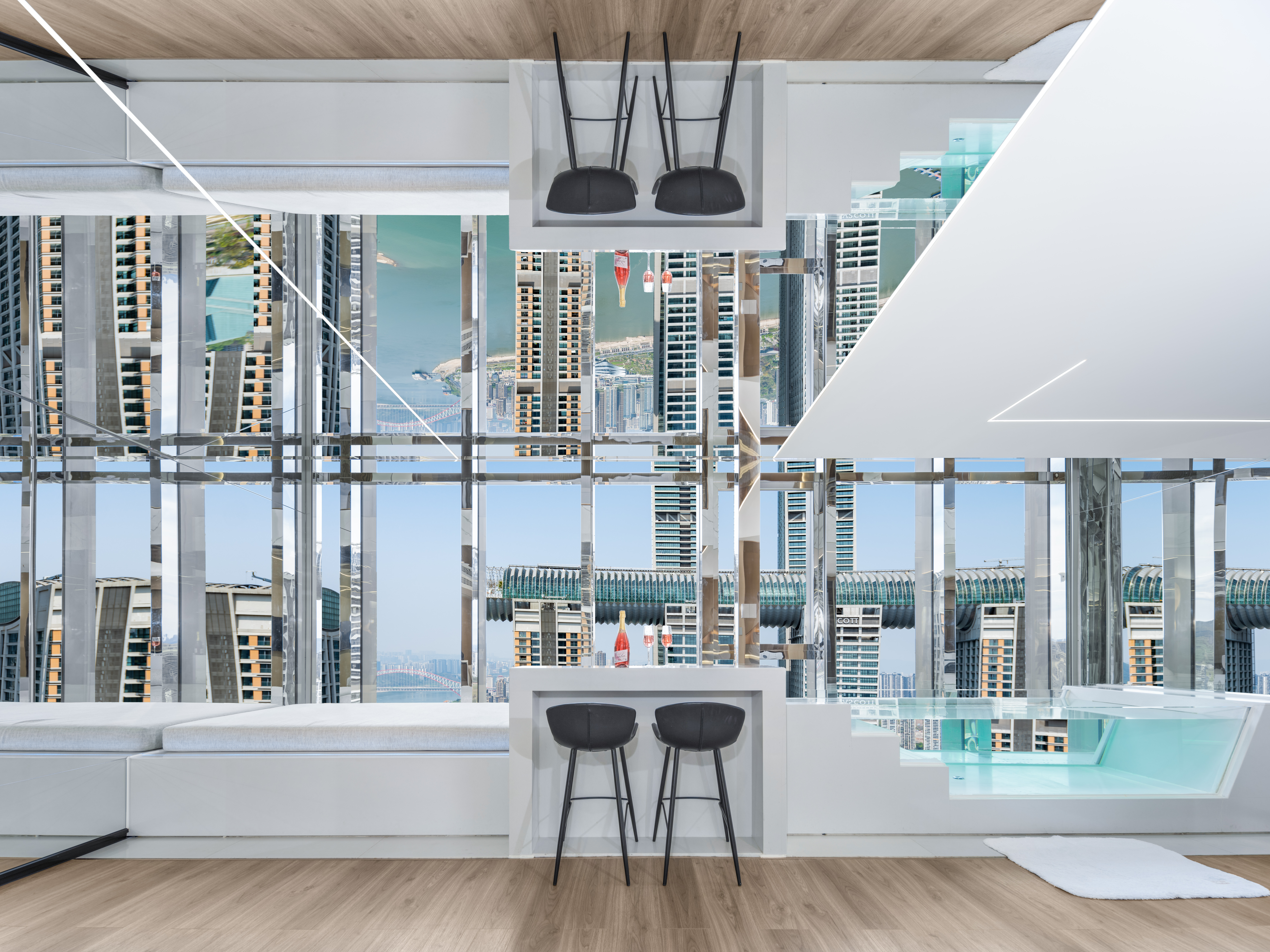 270度水晶横廊江景汤池跃层双卧套房