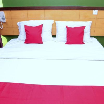 Deluxe Room Kupon OYO 44054 Holiday Mansion Inn