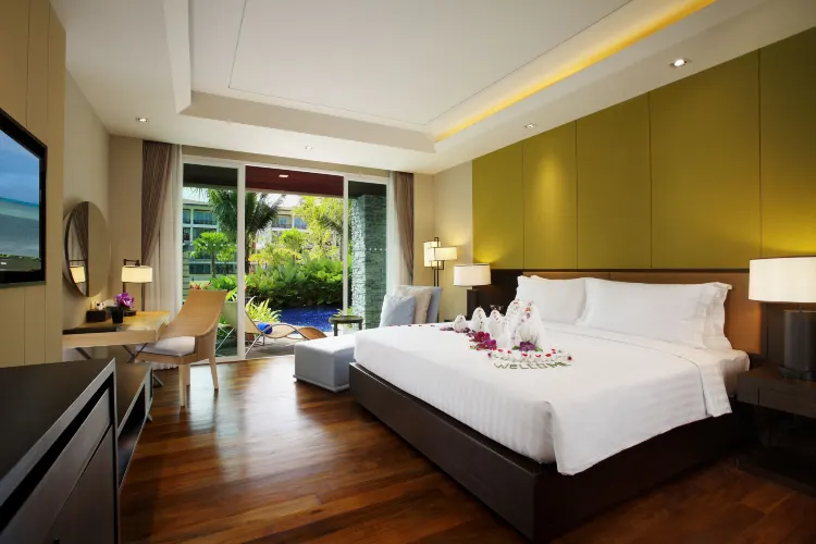 ห้องพรีเมียร์มีทางเดินไปยังสระว่ายน้ำ