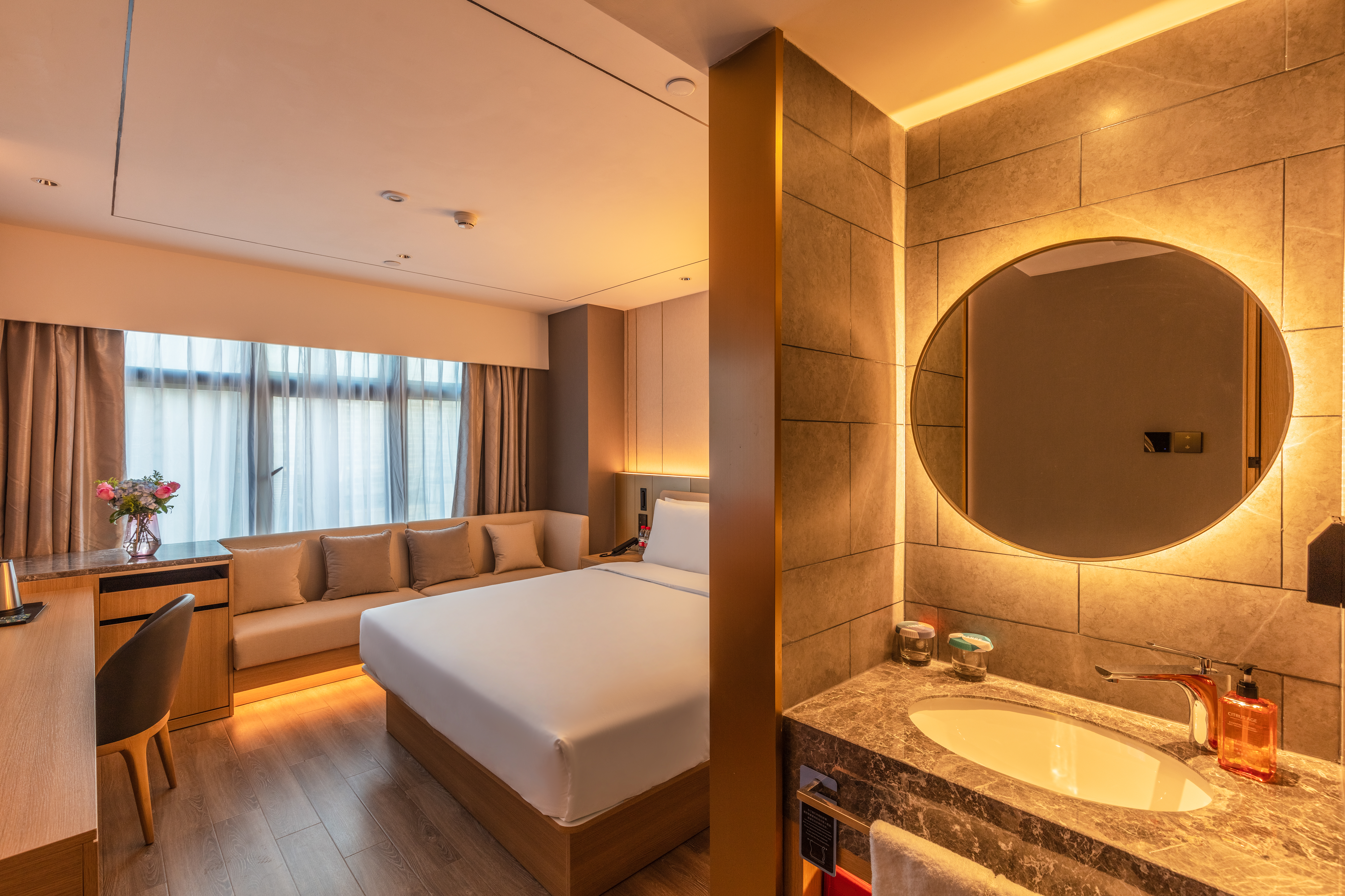 商务大床房+金可儿床垫+智能客控+迷你冰箱+电视投屏