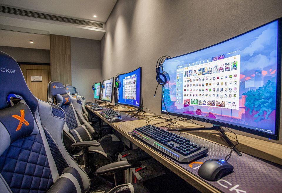 智能巨幕四人电竞房[3060+32寸2K 165HZ显示器]