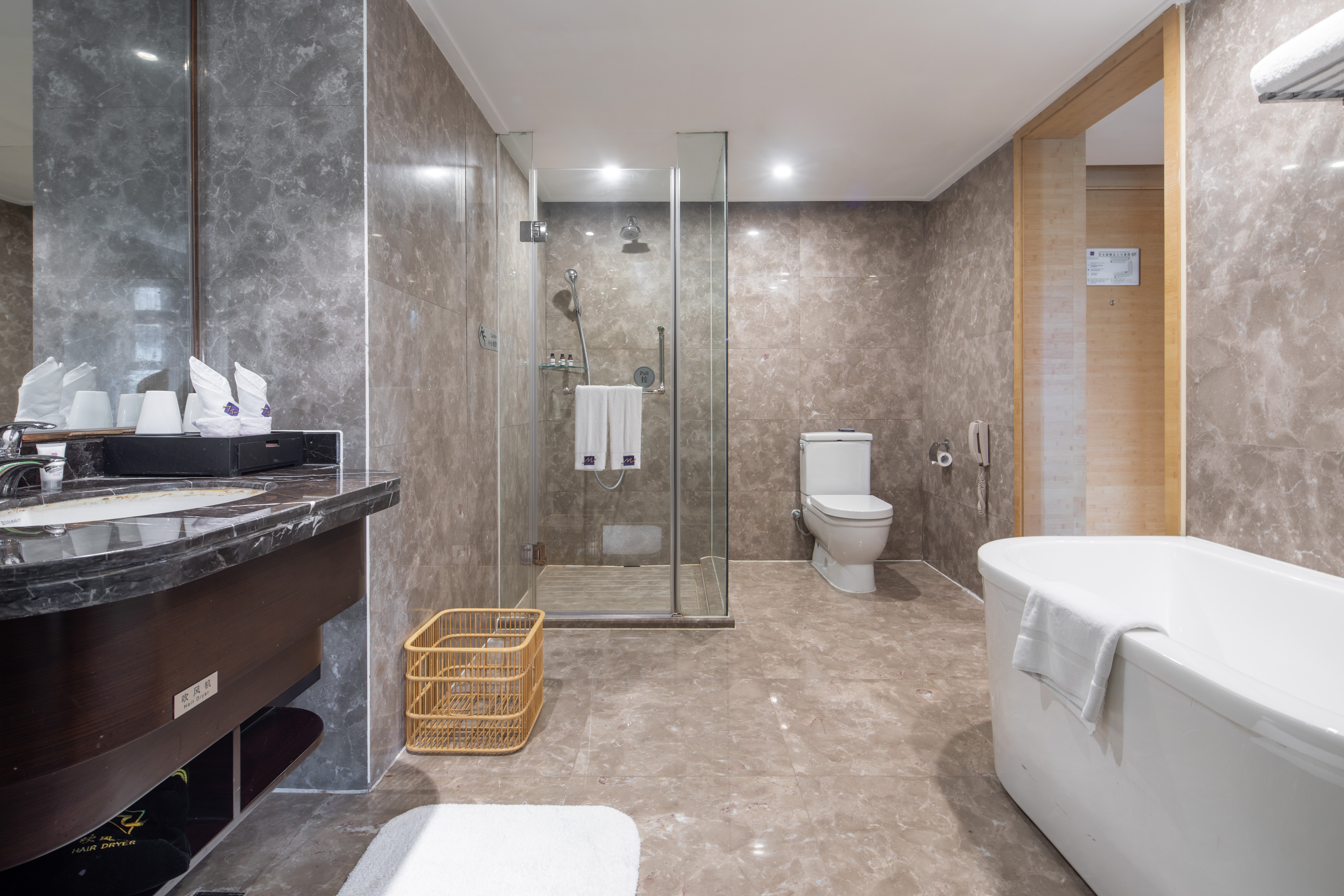 極光TV巨幕影院套房