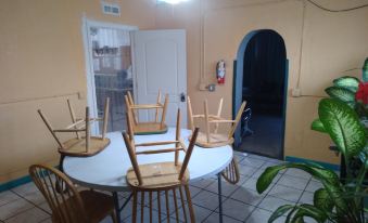 Hoosville Hostel (Formerly The Everglades Hostel) - Housity