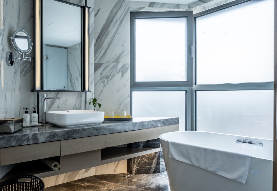 Holiday Inn Shanghai HuaxiaGrand Deluxe King Room