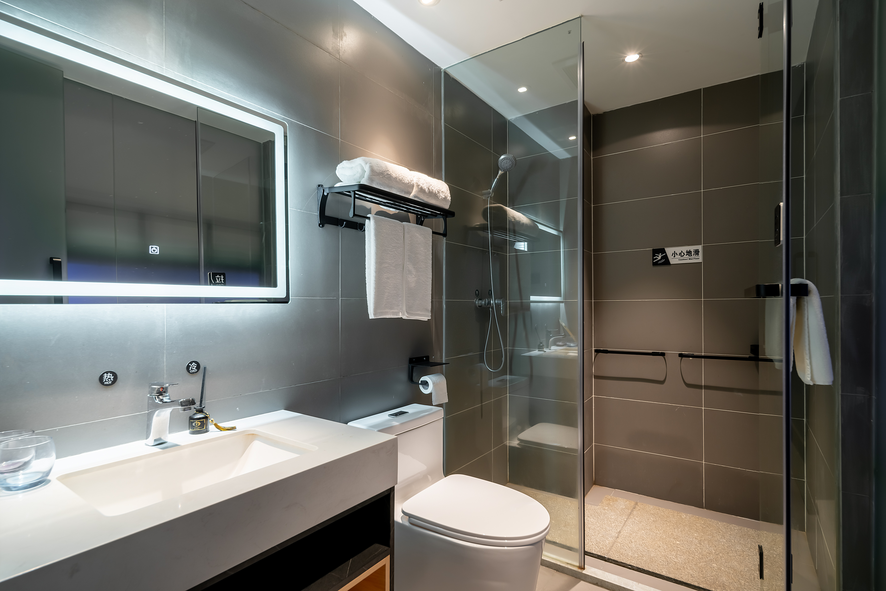 吃鸡四人间-[4台电脑+RTX3060显卡+i5-10700F处理器+16G内存+2K曲面屏+机械键鼠]+2张上下床+沙发茶几