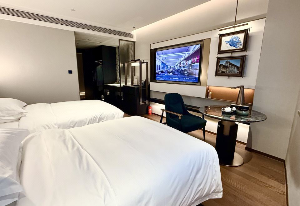 阳光双床房（明亮视野+智能客控+Mini Bar）