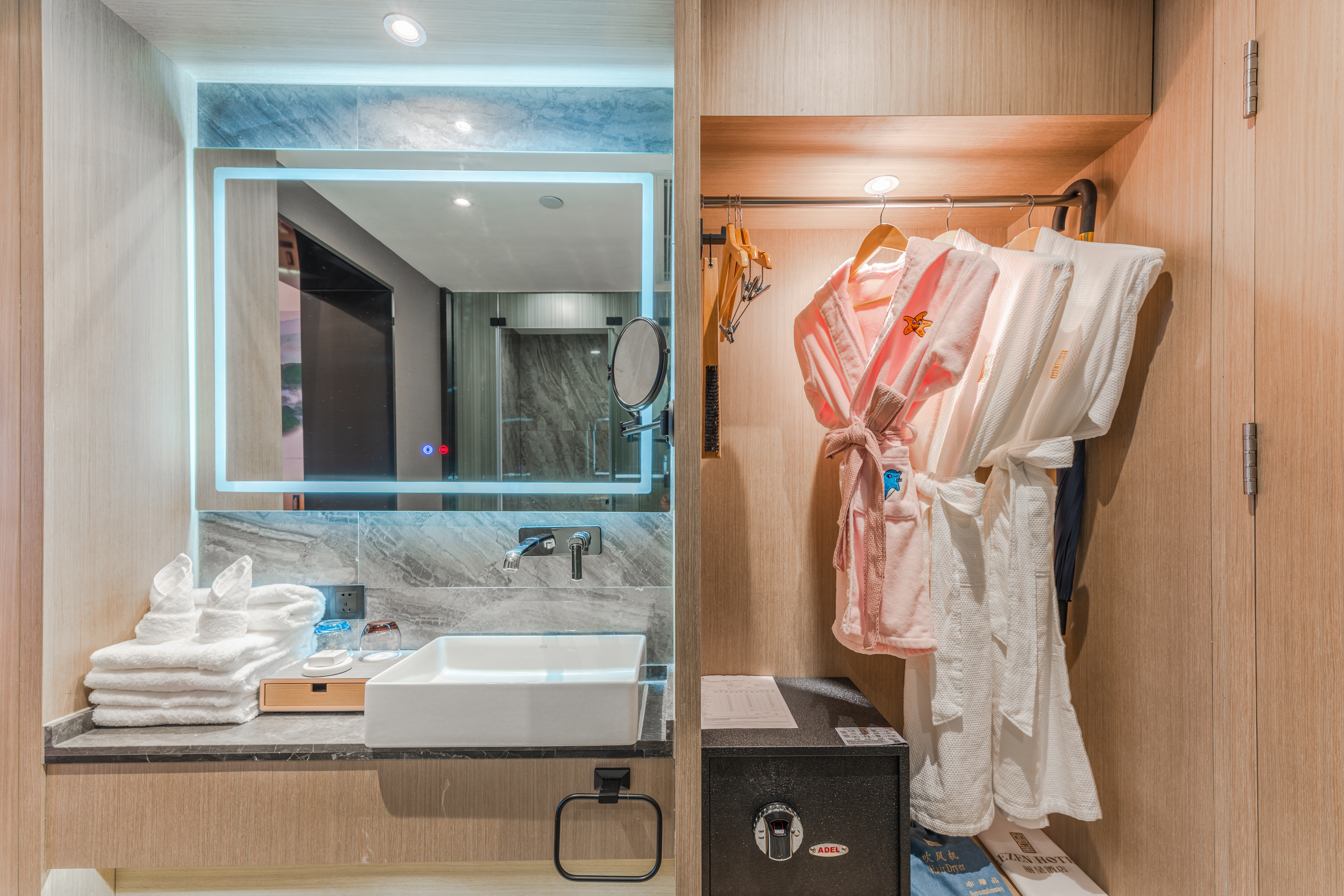 高空城景主题亲子房〔大小床+电动窗帘+休息沙发茶座+小童浴袍+乾湿分离〕