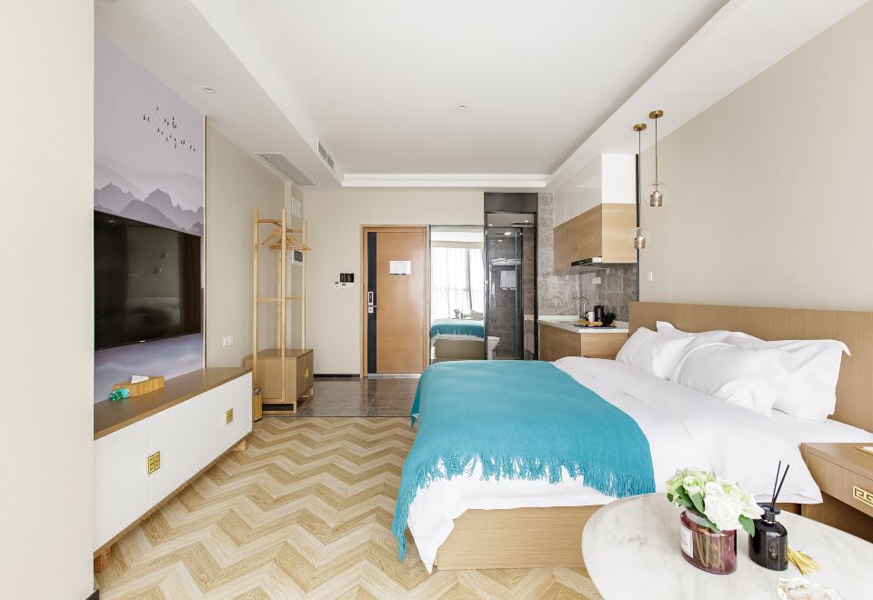 轻奢阔景大床房