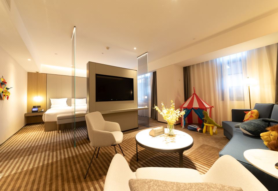 家庭亲子套房（梦百合零压床垫+智能客控+无痕投屏）