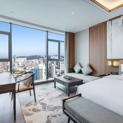 高級大床房（落地窗+可投屏電視+智能馬桶） 貴州飯店·貴賓樓優惠