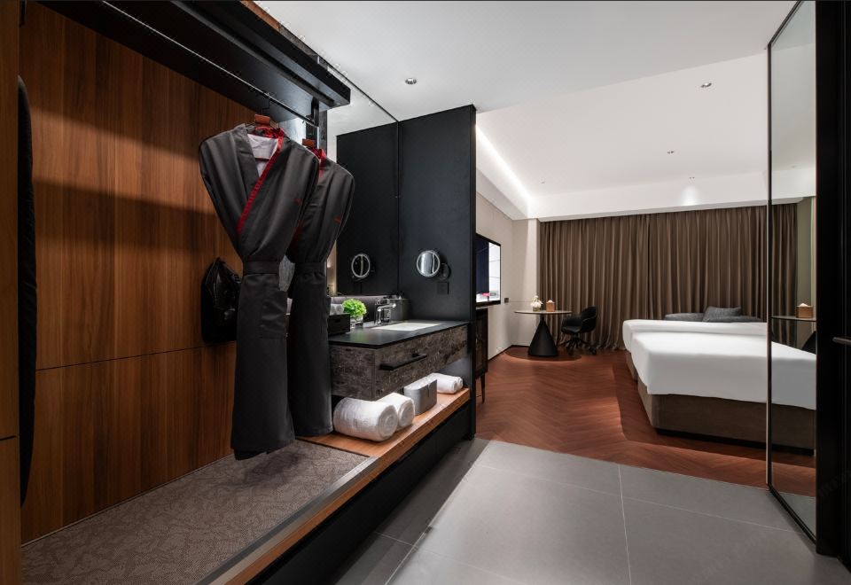 Intercity Deluxe Twin Room (Sealy Mattress + Appelles Toiletries + Iron)
