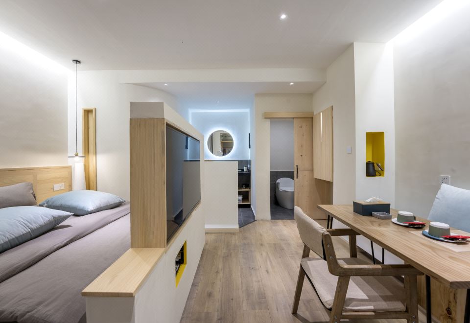 Leon Yu Mu Zhi Ye Designer Homestay (Dukezong Ancient City Store)Private｜ Courtyard Double Bed Room (Air Conditioning + Oxygen Supply + Independent Small Courtyard + Humidifier)