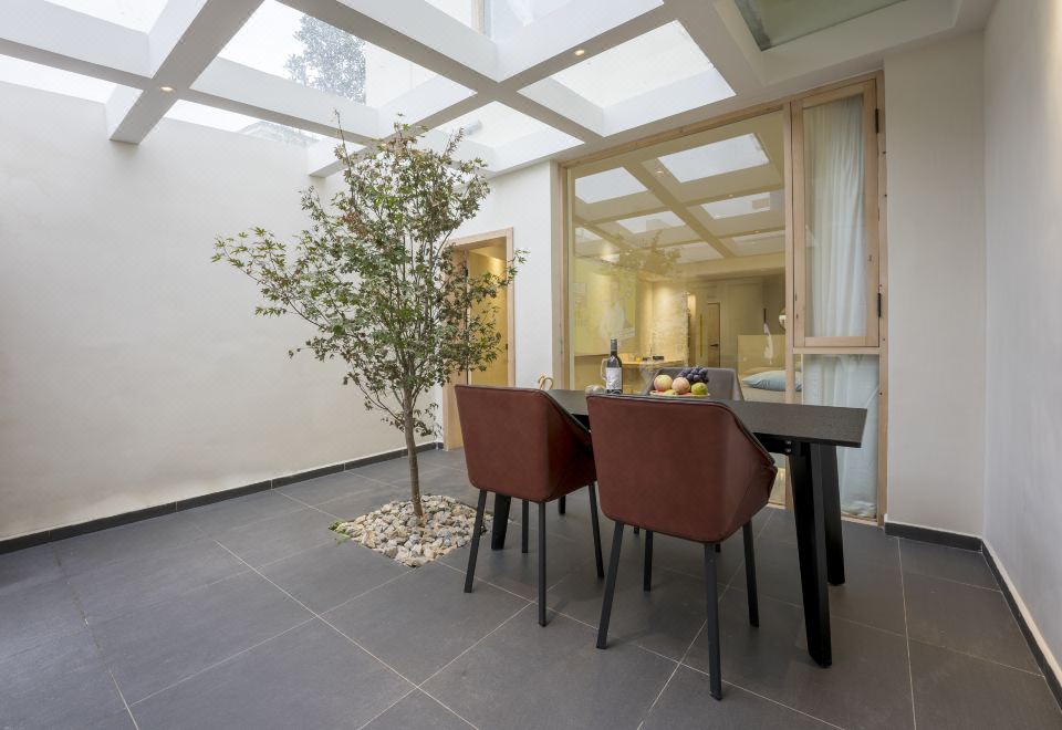 Leon Yu Mu Zhi Ye Designer Homestay (Dukezong Ancient City Store)Private｜ Courtyard Projection Triple Room (Air Conditioning + Oxygen Supply + Starry Ceiling Small Living Room + Humidifier)