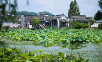 A Homestay on the Bank of Huangshan River