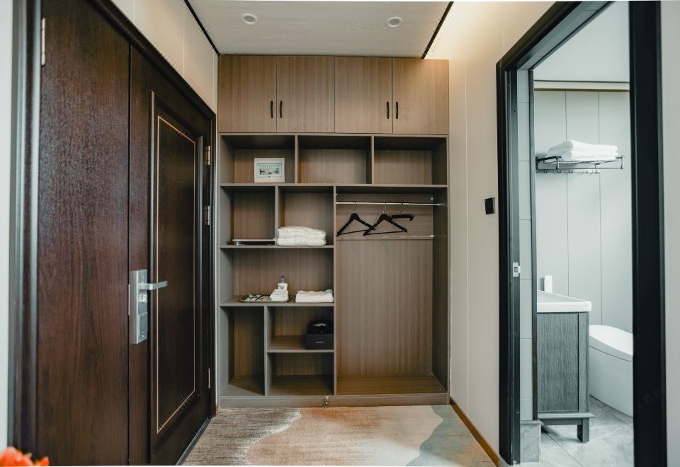 Heqing Huaxi Yazhu HomestayGrand Idyllic king room