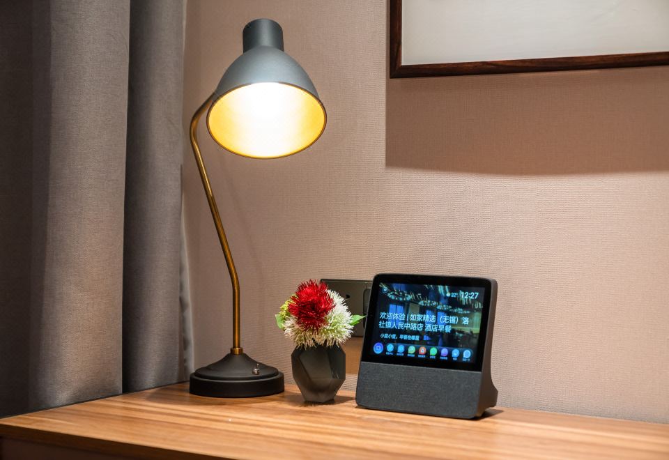 高级大床房【英伦风格，55寸可投屏电视】