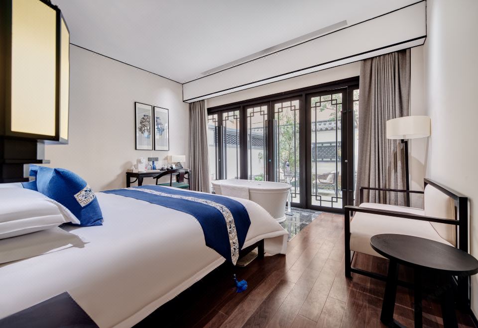 Courtyard Queen Room