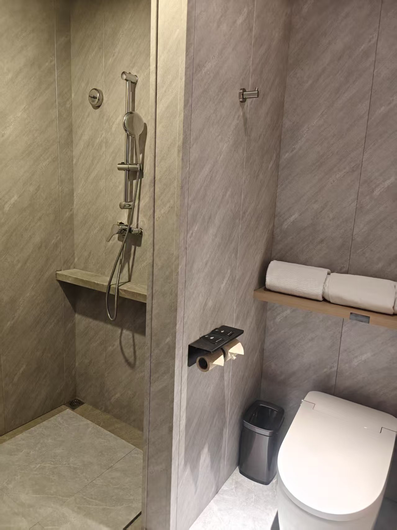 雅致大床房（65寸4K投屏+裸棉床品+智能马桶）