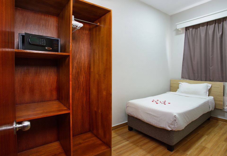 家庭间 - 2名成人和2名小童（4-12岁）