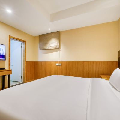 特惠經濟大床房（廊窗）-市政供暖 青島機場富華飯店 （香港中路五四廣場店）優惠