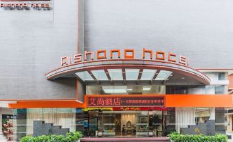 The front entrance of a restaurant is adorned with an oriental sign and other signs at Aishan Hotel (Foshan Shunde Lecong Furniture City store)
