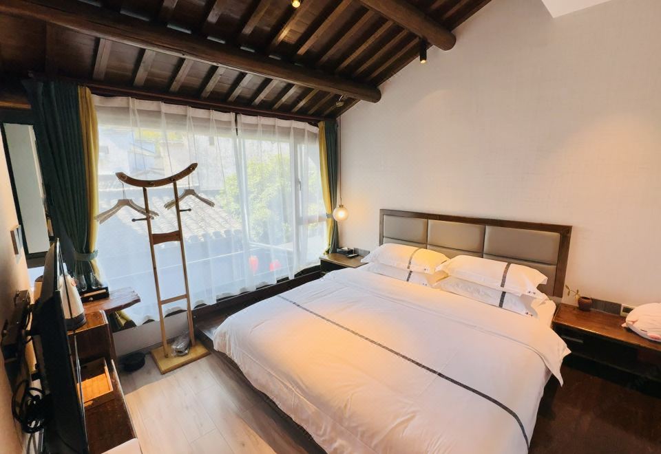 漠野温馨大床房