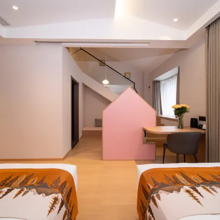 Cloud Blossom Hotel