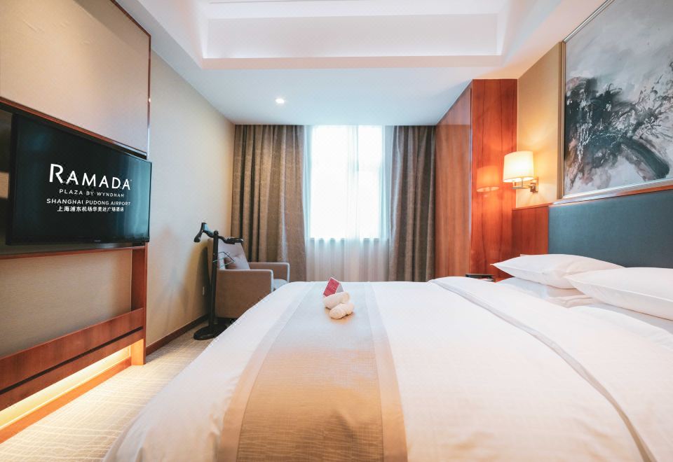 Ramada Plaza Shanghai Pudong AirportExecutive Business Suite