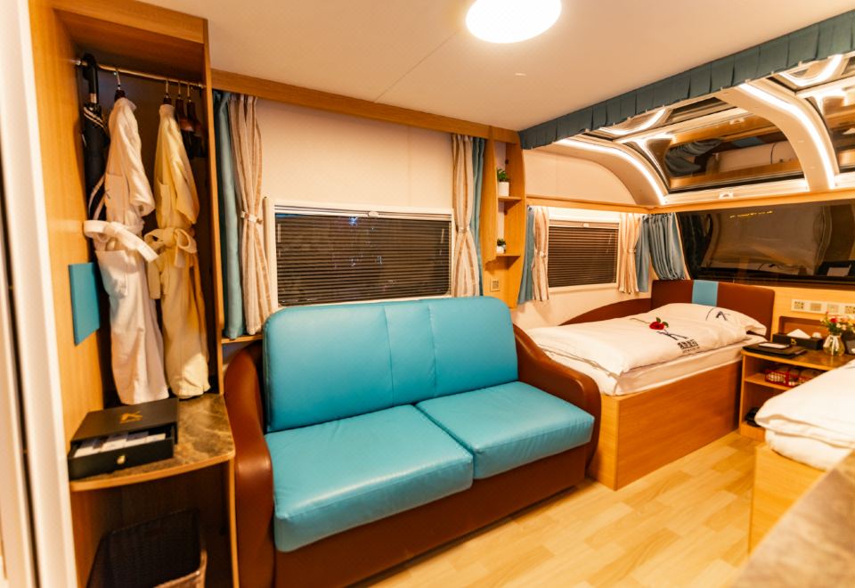 Ningnan Kaidilira Wenquan Wellness Resort CampFeatured RV (2 Beds)