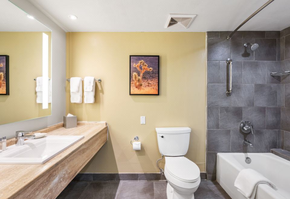 Hotel ZosoPool Front Premium Two Queen Room with Patio