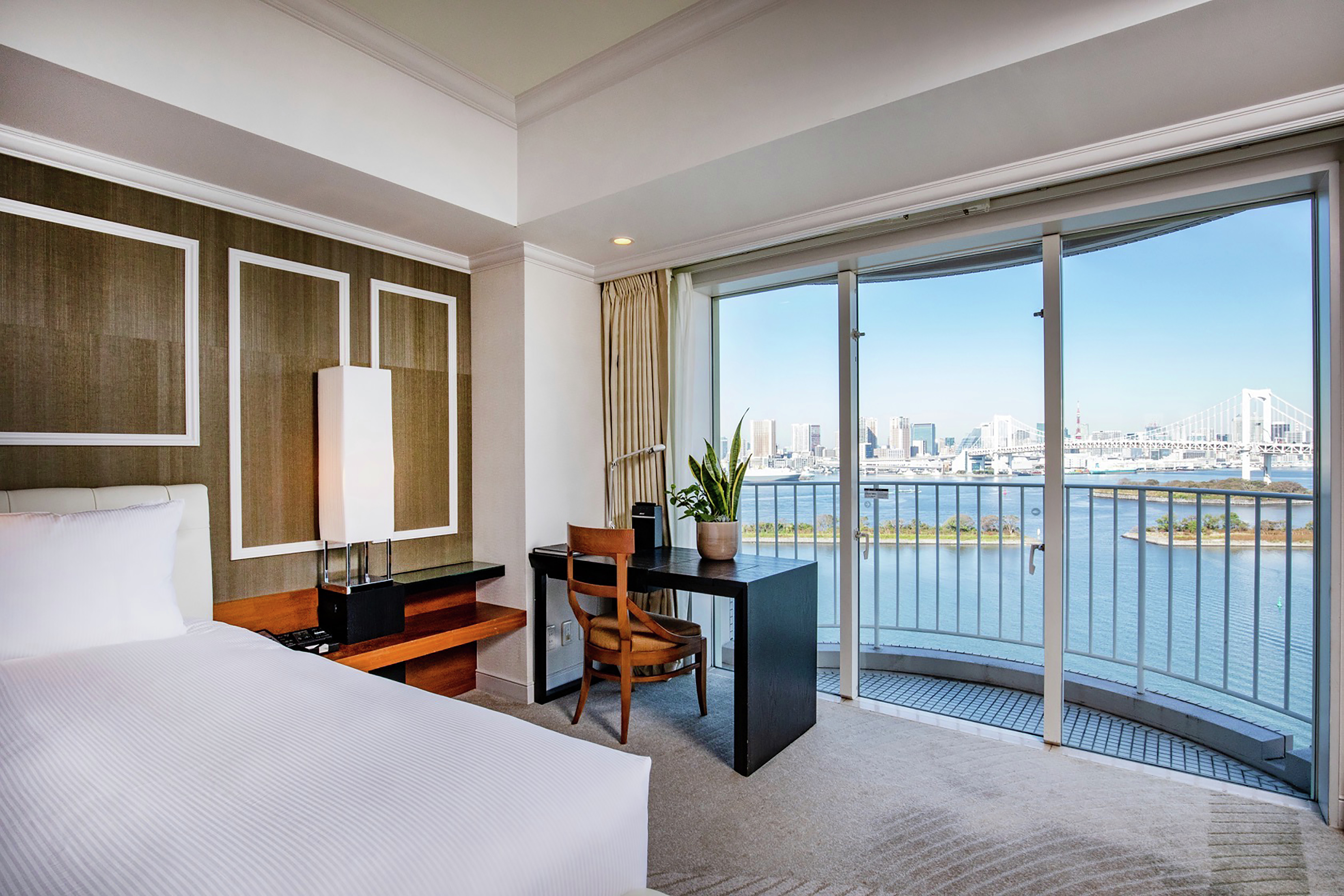 CLOUDY BAY  Cloudy Bay “Come Sail Away” lounge at Seascape Terrace in  Hilton Tokyo Odaiba.