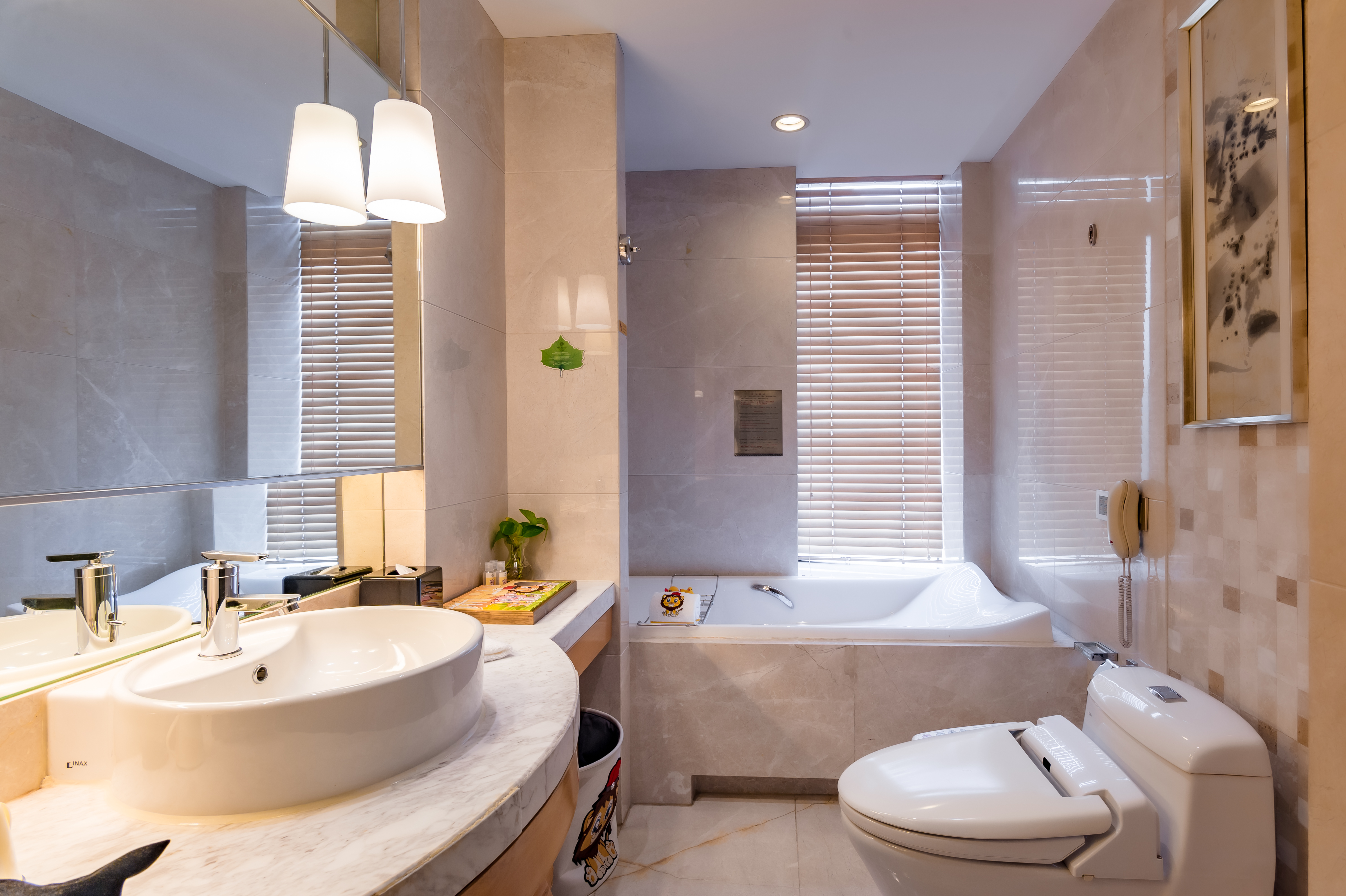 行政湖景大床房