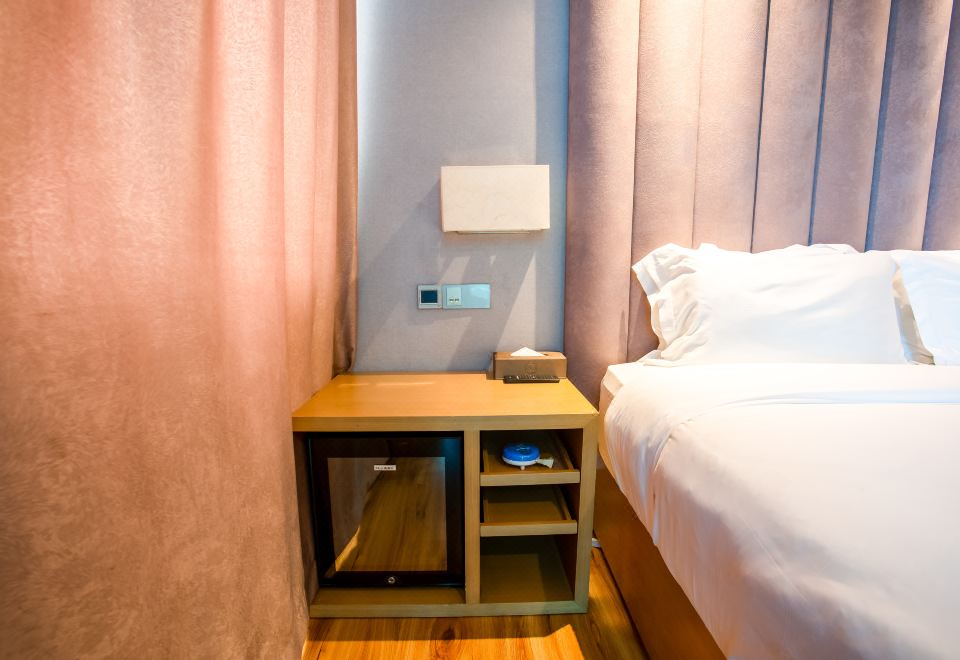 悦选大床房（智能音响+手机投屏+裸眠床垫）