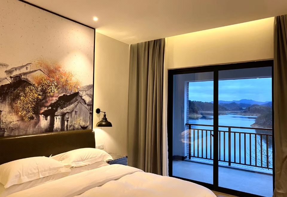 心泊湖景大床房