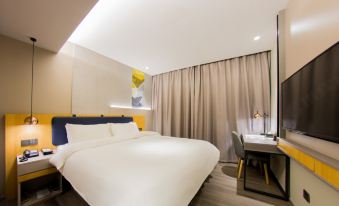 The hotel room at Alba Lisboa in Lisbon offers a bed or beds at Home Inn (Shanghai North Bund Dalian Road Subway Station)