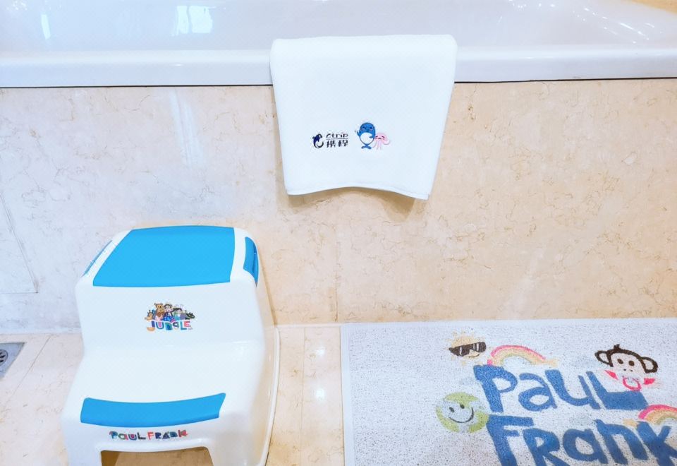 Howard Johnson Paragon Hotel BeijingThemed Family Friendly Suite