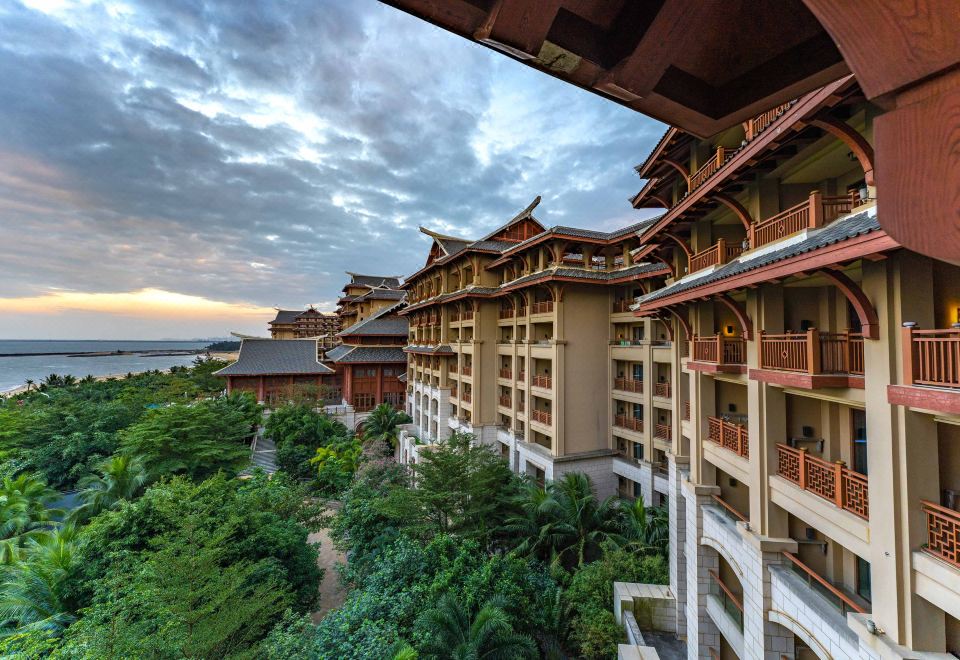 奢麗海景大床房-高樓層丨觀瓊州海峽·浪涌云舒