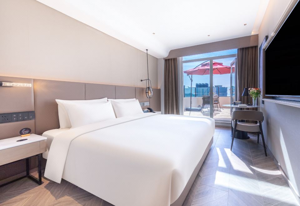 Atour S Hotel, Hisense Plaza, Qingdao Olympic Sailing CenterJi Mu Balcony Double Bed Room (Mini Fridge +Leifen Hair Dryer + Projection + Deep Sleep Pillow Pro)