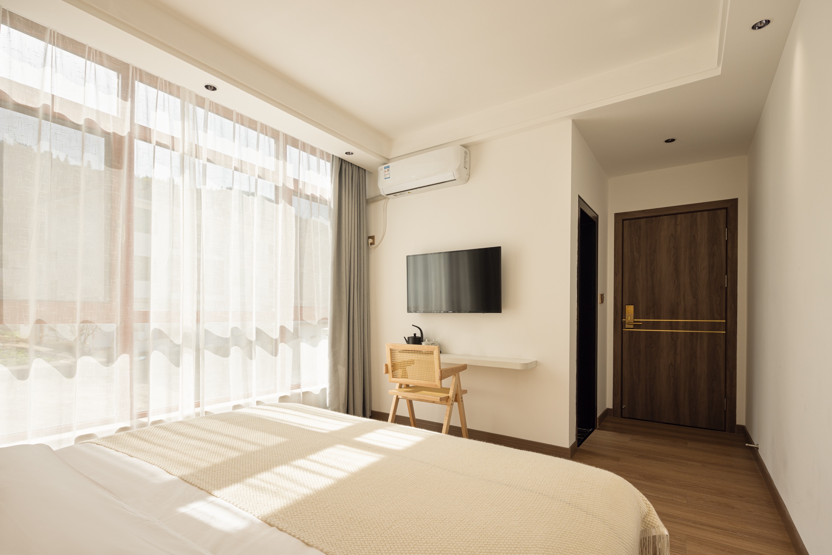 Light Luxury Queen Room