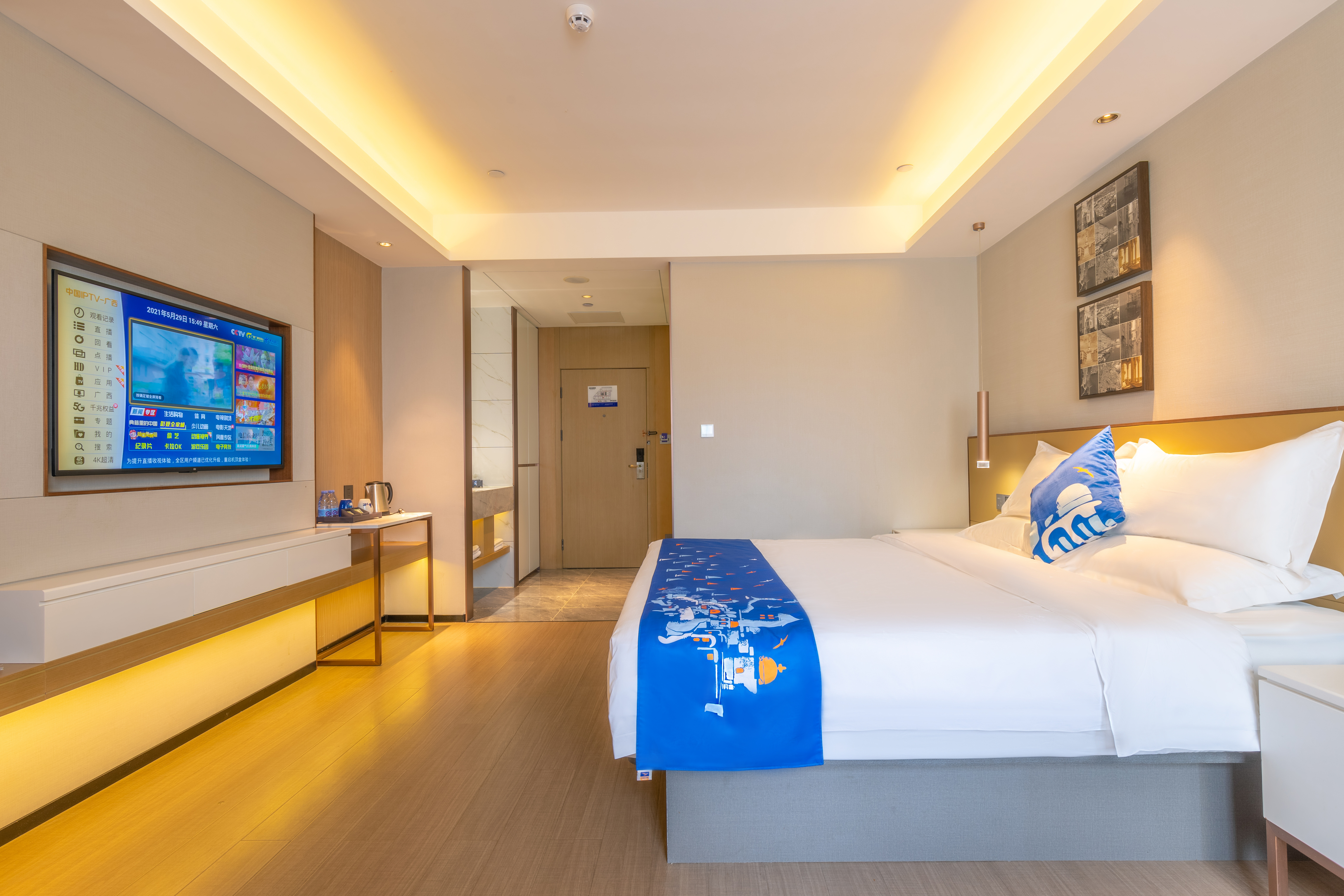 高级大床房（电视投屏+办公桌椅+婚房布置）