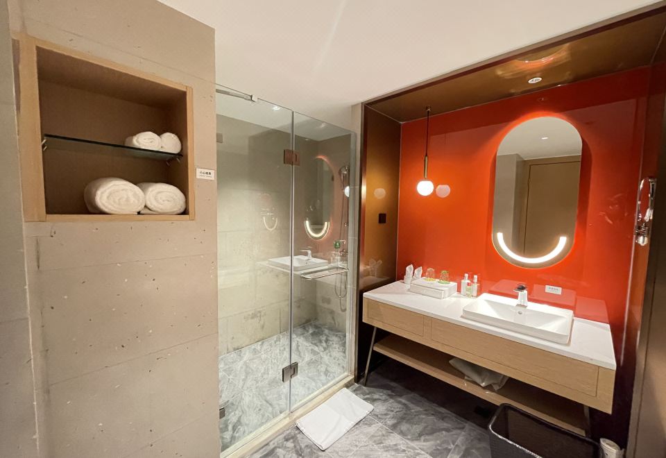 假日高级套房（落地窗、智能语音系统、小冰箱）