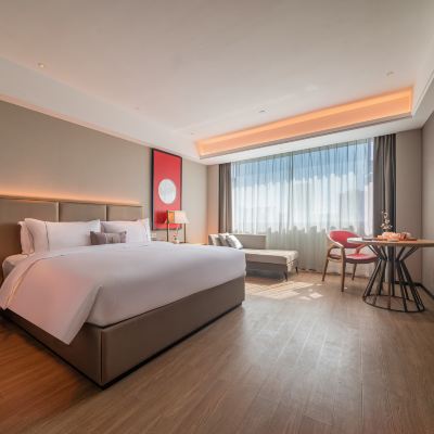 豪華大床房（大空間+180°市政景觀+一鍵投屏+化妝鏡） 怡程飯店（梧州市政廣場店）優惠