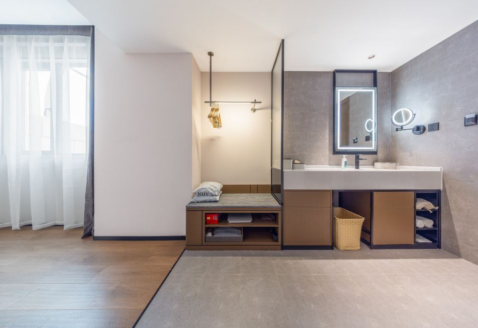 行政影音家庭房（空气净化器+护颈记忆枕）